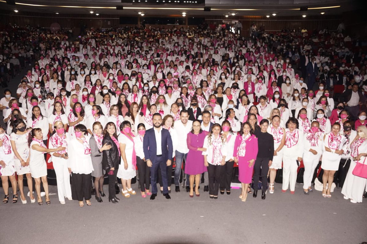 cdeprihidalgo's tweet photo. Estamos de fiesta en el @cdeprihidalgo, hoy se gradúan  de la #EHMPRI más de 679 mujeres priistas de lucha y esfuerzo.

El empoderamiento y la constante formación política, son herramientas que tienen las mujeres priistas para fortalecer sus liderazgos.

#FuerzaEHMPRI https://t.co/pnGJ8QE18T
