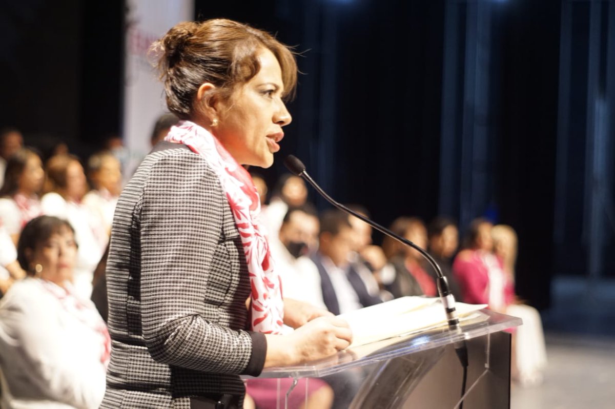 cdeprihidalgo's tweet photo. Estamos de fiesta en el @cdeprihidalgo, hoy se gradúan  de la #EHMPRI más de 679 mujeres priistas de lucha y esfuerzo.

El empoderamiento y la constante formación política, son herramientas que tienen las mujeres priistas para fortalecer sus liderazgos.

#FuerzaEHMPRI https://t.co/pnGJ8QE18T