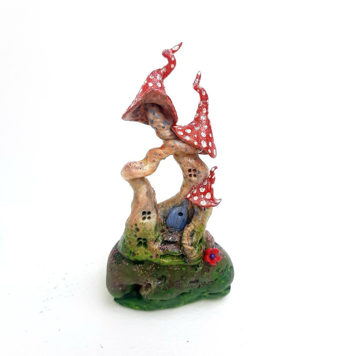 HareWhimsy's tweet photo. Excited to share the latest addition to my #etsy shop: Quirky fungi #fairyhouse, entwined toadstools growing from rose quartz crystal. A unique piece of #fairy art! 
#OOAK  #fairygarden #fairyminiature #gnomehome #uniquegifts #giftsforher
 #etsyfinds https://t.co/RIX8B7M8u8 https://t.co/oeaTrahqlh