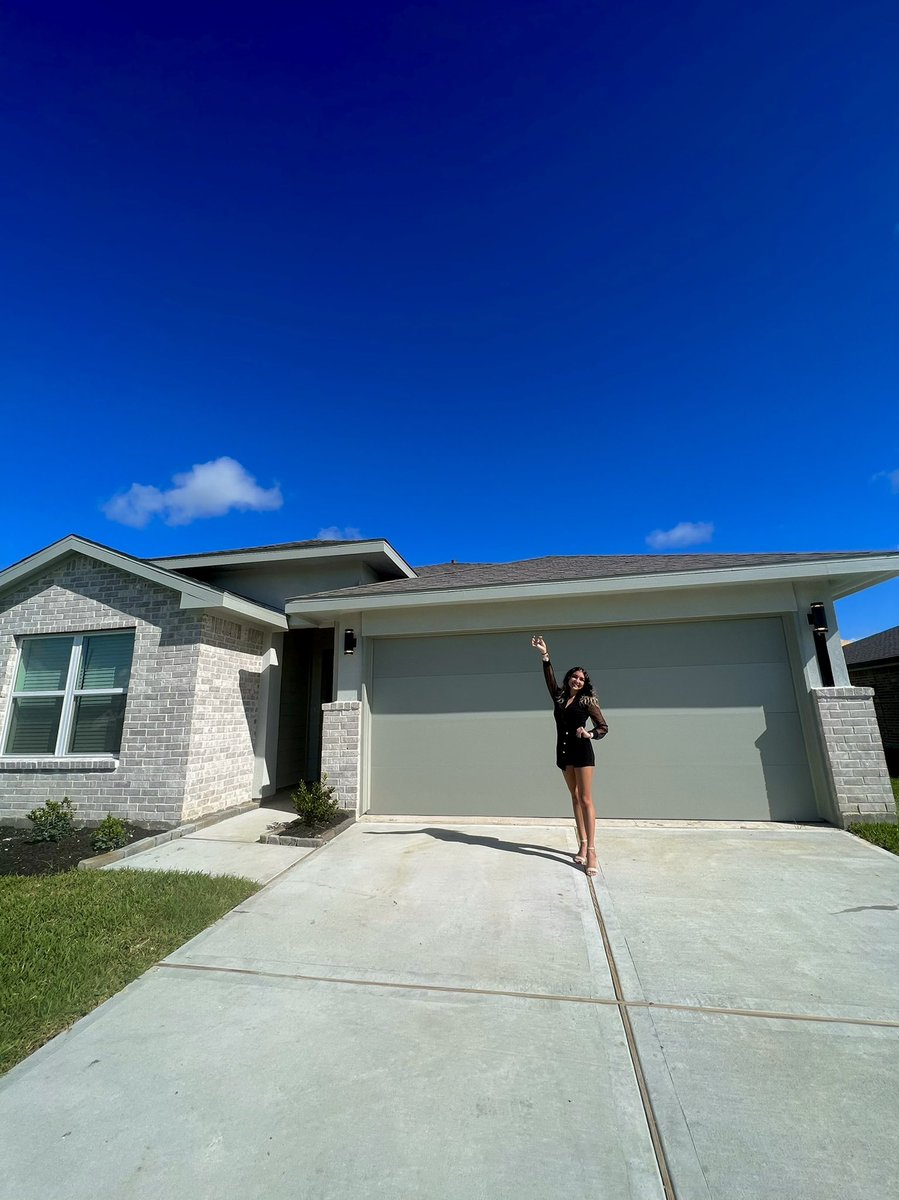 catdavis267's tweet photo. OFFICIALLY a homeowner all by myself at 23🥳🎊 https://t.co/0fMdnzsry2