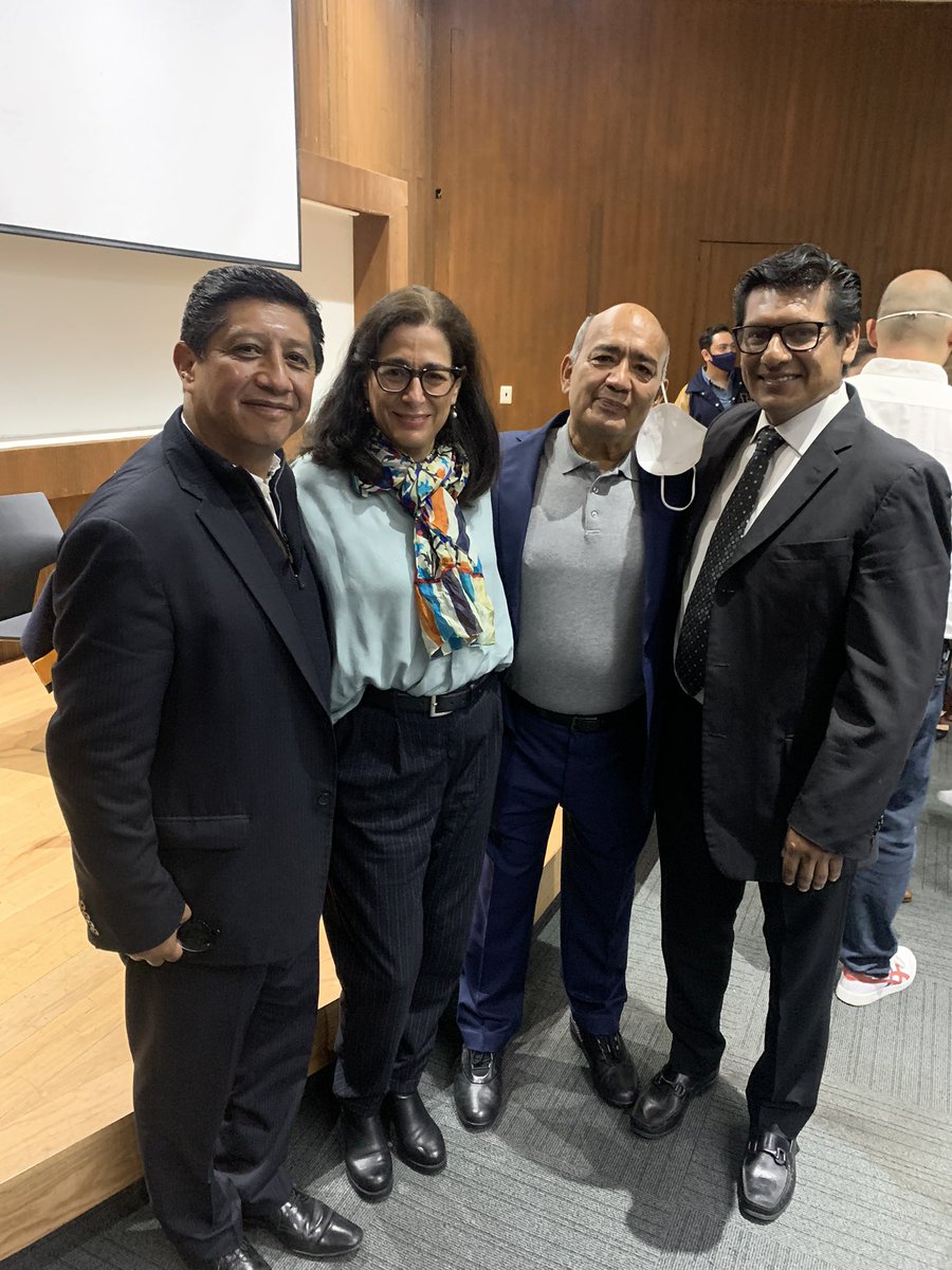 ArmandoPhi's tweet photo. Tuve el honor de ser parte del jurado de titulación de una nueva arquitecta de la legendaria familia Alonso. Grandes universitarios todos ellos!! #GoyaUniversidad #pumasuniversidad #pumascu #pumasfba https://t.co/TElWtZqfnz