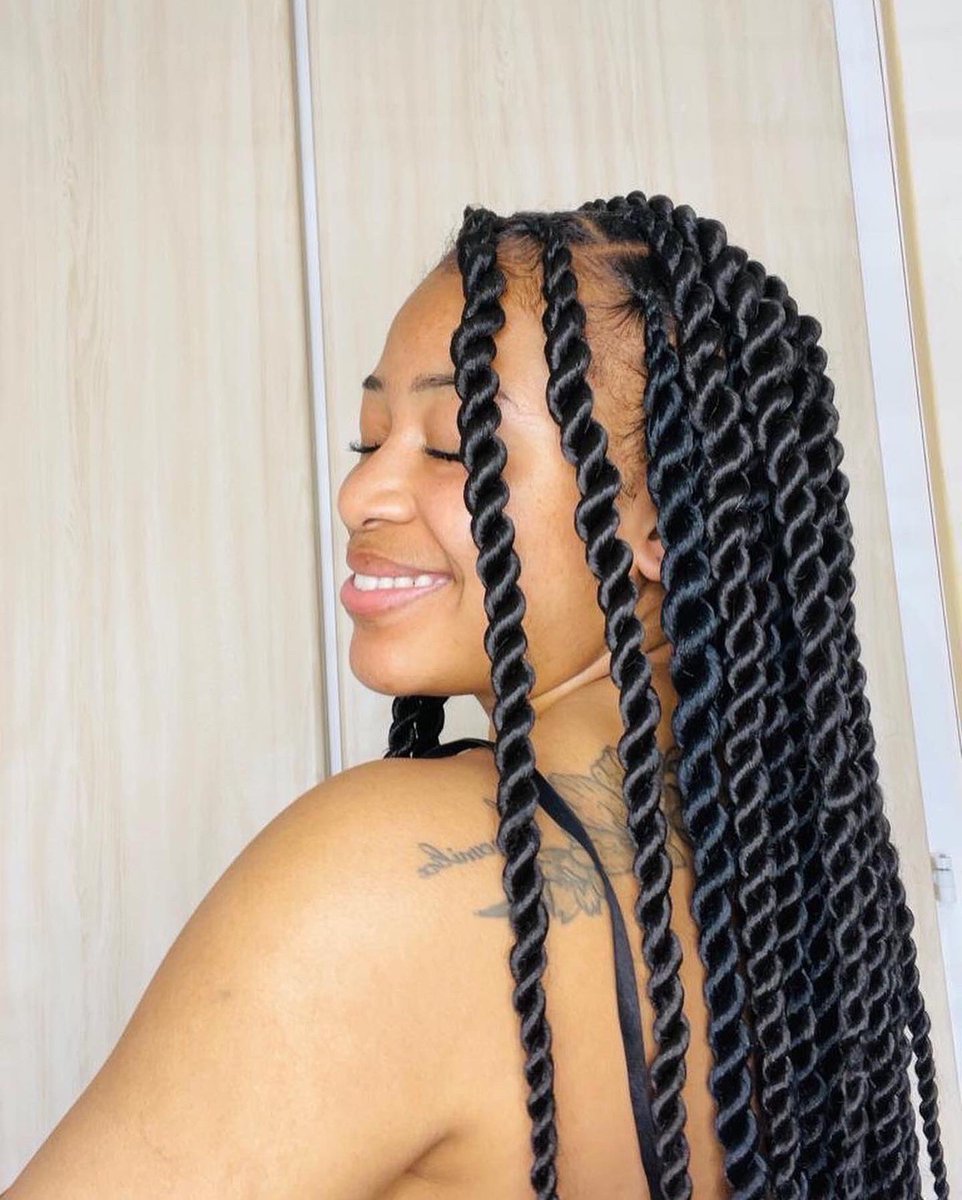 RethabileLeng's tweet photo. Knotless jumbo twist 🤗
Book  your appointment with us 
53099705 https://t.co/j5JkDp4vMz
