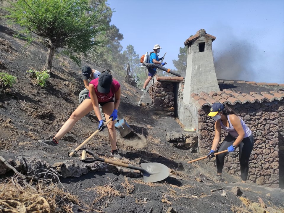 🟠2º Día. Voluntariado Joven en La Palma: 9 de agosto🟠“Empezamos el día con la bienvenida de Víctor, Concejal de Deportes y Medio Ambiente, y Rober, técnico del área de Deportes <a href="/aridane_org/">Los Llanos de Aridane</a>. Realizamos el 1º #Voluntariado con retirada y recogida cenizas en dos casas de vecinos.