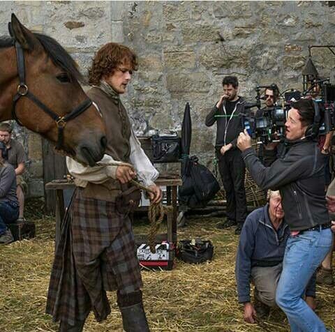 OUTLANDER_LAT's tweet photo. Un poco de detras de camaras 🤩 #Outlander https://t.co/IjdbaMfF2o
