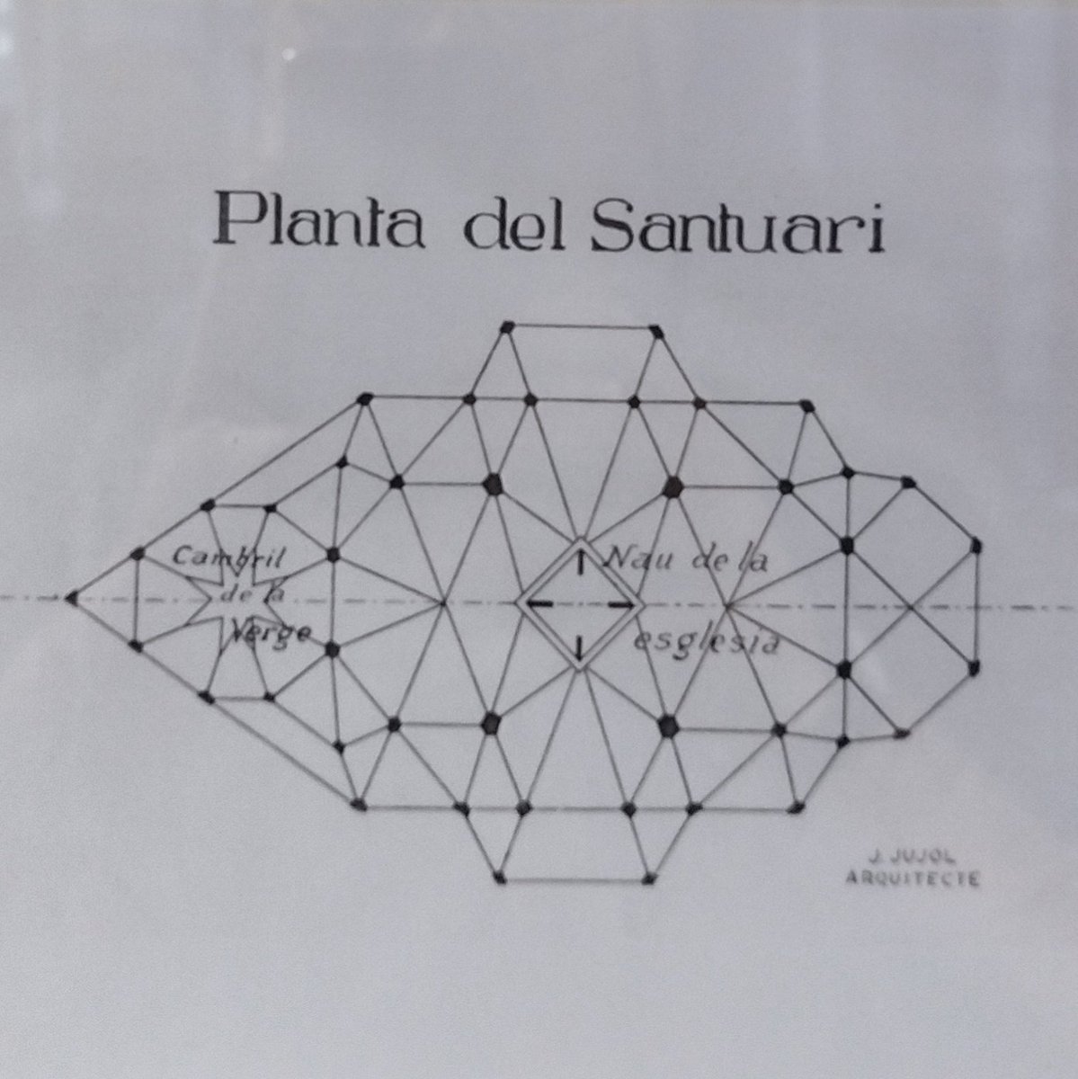 Santuario de la Mare de Déu de Montserrat (Montferri, Tarragona) culmen de la obra del arquitecto Jujol.
Quien fuera ayudante de Gaudí y experto en tantos oficios lo hizo surgir de la tierra como una forma natural.
No lo vio terminado 😔
#MisaYArquitectura
#DomingosDeParroquia