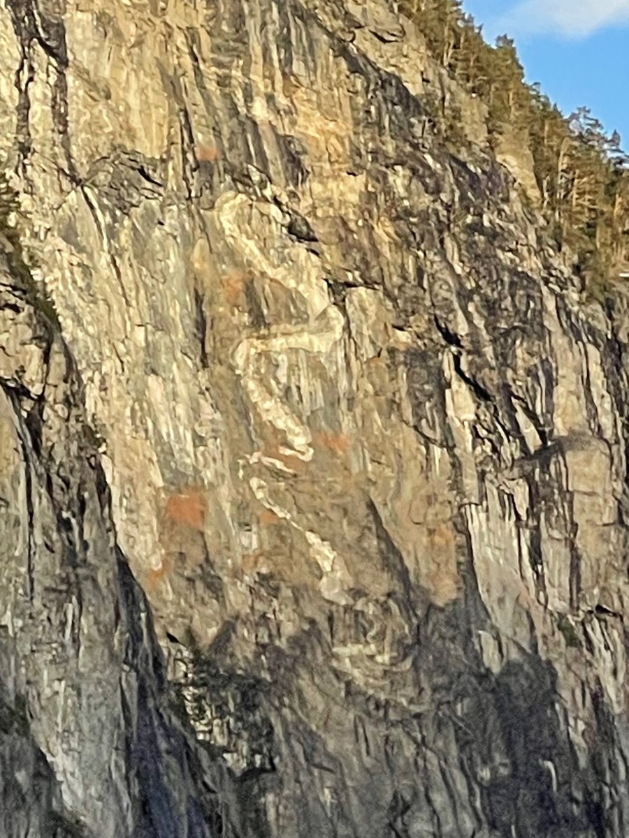JanJarog's tweet photo. Same helga Heilage Olav laga merke i Syltehammaren i Valldalen med ein sjøorm, skreiv han resultatet Liverpool-Bournemouth på ein stein ved elva. I 1000 år har folk undrast, no endeleg er mysteriet oppklara. #Liverpool #Bournemouth #OlavDenHeilage #Valldal #Sylte https://t.co/ahr2kp3I8M