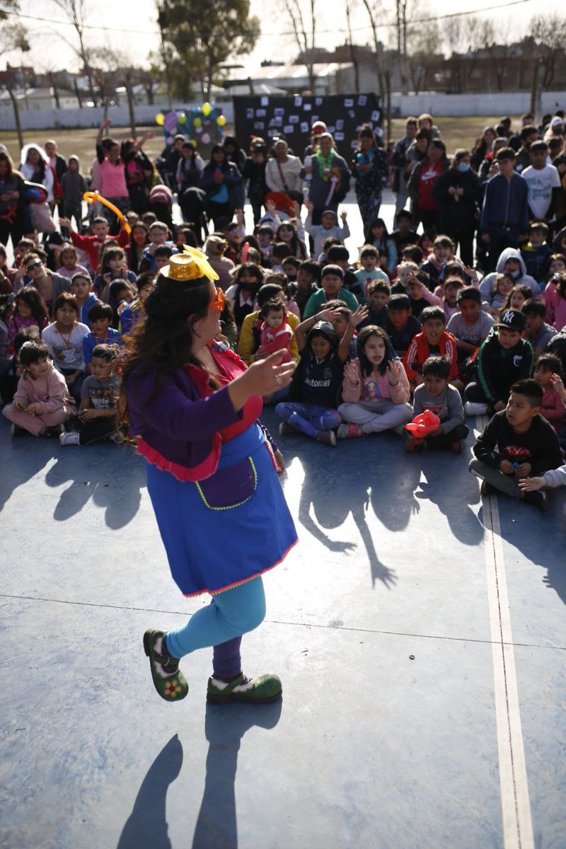 EvitaCABA's tweet photo. DÍA DE LAS INFANCIAS 

🤹🏽‍♀️ Festejamos junto a más de 350 infancias que transitan nuestros espacios en los distintos barrios de la Ciudad, su día en el Club Sacachispas. Disfrutamos de shows, muchos juegos y distintos deportes. https://t.co/AJNjlYYjrr