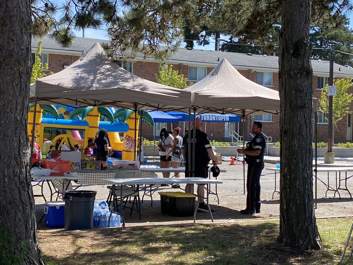 Having a great day at the 3rd annual Danzig Back to School Community BBQ. #danzig #D43 #torontohousing #tpsrydzik