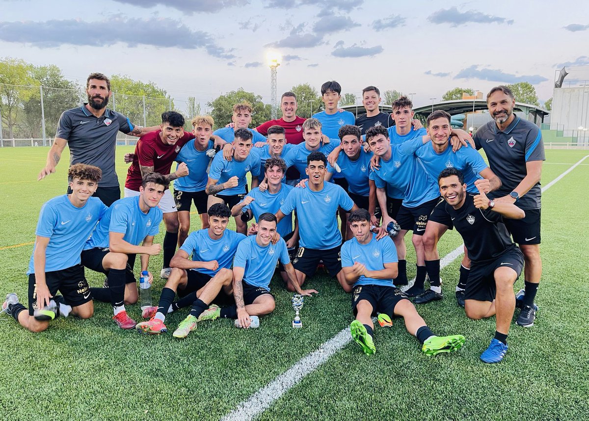 Cuarta semana de preparación terminada ✅. Satisfecho con el trabajo de los chicos ⚽️💪.
Gran tarde la que hemos pasado en el Torneo la las fiestas de nuestro municipio junto a <a href="/ClubDepCarranza/">C.D. CARRANZA</a> y <a href="/JuventudSanse/">Juventud Sanse</a> desearos lo mejor en la temporada que comienza!

⚪️🔴⚪️