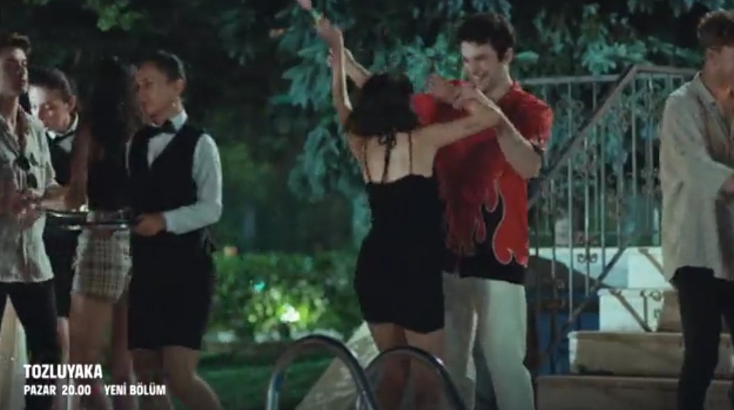 birlikte dans ediyolar ama buna bile sevinemiyorum bu bölüm tam bir hayal kırıklığıydı
#ZeyÇağ