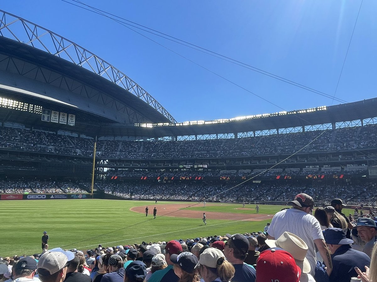 gfletch_13's tweet photo. Spending my 27th birthday at the house that Griffey built for Ichiro’s HOF weekend. That’s #WhereiRoot @ROOTSPORTS_NW #SeaUsRise @Mariners https://t.co/krFMRB5rEF