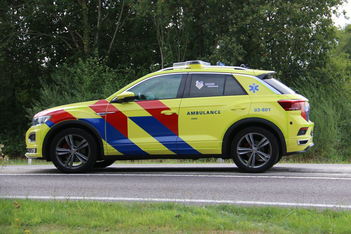 MichaelHuising's tweet photo. Een automobilist raakt afgelopen middag van de weg op de N34 t.h.v  #Eext h.p. 95.2 , botste vervolgens op een boom en sloeg over de kop. Diverse hulpdiensten kwamen ter plaatse, waaronder het #MMT 
Het slachtoffer is zwaargewond naar het ziekenhuis vervoerd.  #Koebroeken https://t.co/AitCPZKHDb