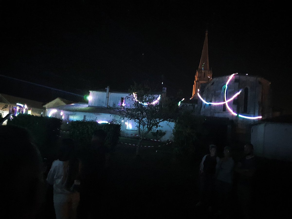 FrederiqueJoint's tweet photo. Magnifique spectacle à #Reignac ce soir : la banda de Blaye accompagnée de jeunes majorettes ainsi qu'un spectacle laser de toute beauté.
Merci à Monsieur le Maire et toute sa sympathique équipe👍 https://t.co/YFxjg8XqiP
