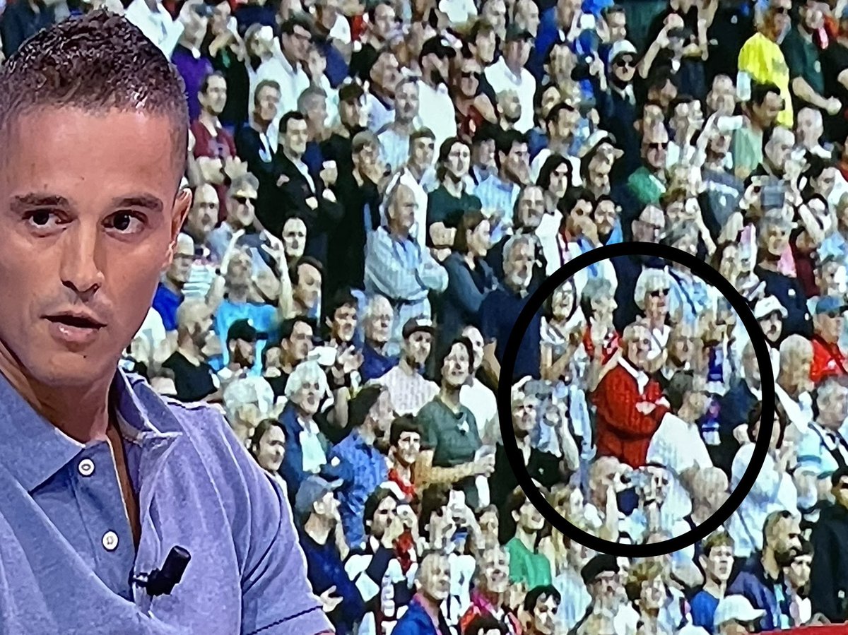 flodelo's tweet image. Zat de kerstman nou gewoon in zijn zomertenue bij Utrecht-Ajax?