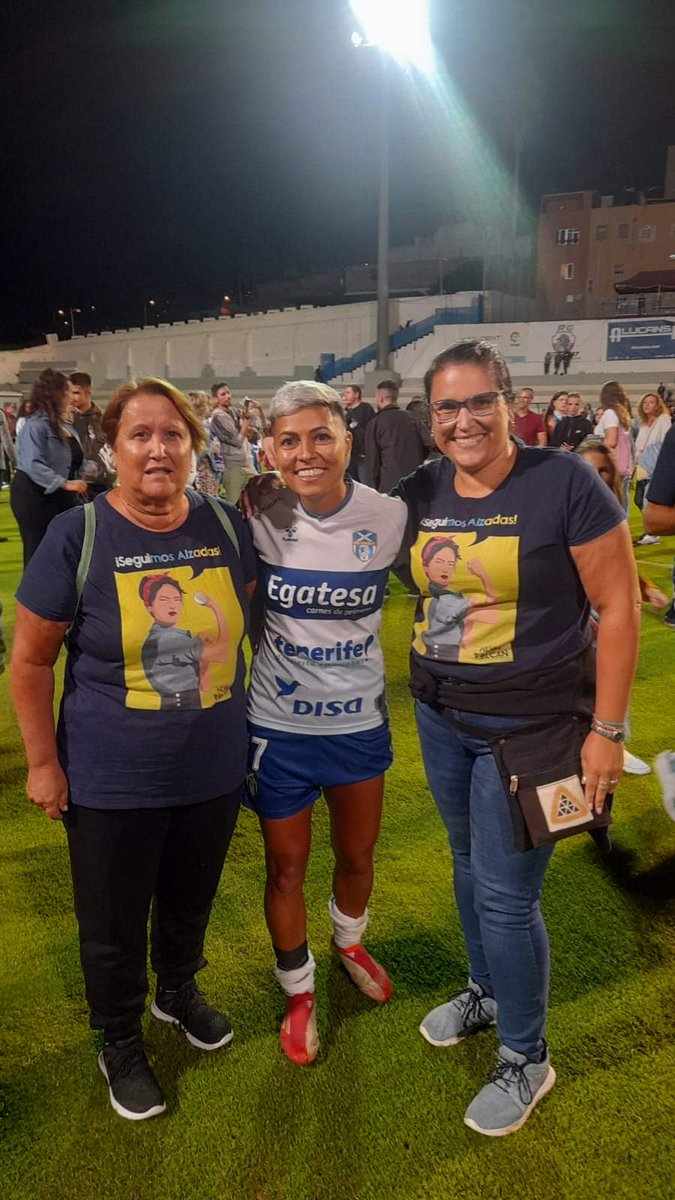HijosDelVolcan's tweet photo. 🤩📸 Idaira y Ana nos mandan esta foto con nuestra camiseta Seguimos Alzadas, junto a la jugadora de fútbol María José del equipo femenino Unión Deportiva #Granadilla #Tenerife que se enfrentó en el día de ayer en el campo de Fútbol Los Cuartos en #LaOrotava al F.C Barcelona. https://t.co/pW44hF6PHW