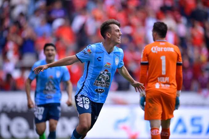 FutAzteca1's tweet photo. Pachuca derrota a los Diablos en su casa y con su gente😱🔥 https://t.co/jpqRAEyqxw