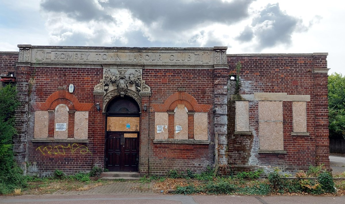 lenskapov's tweet photo. Romsey Town Labour Club, built 1925-28 by volunteers for trades unions, co-ops & local people, opened by Ramsay Macdonald, closed 2014, plans for short-stay flats recently refused but earlier plans for serviced flats may happen
#cambridge
#dahnsarf not #oopnorth
@GrimArtGroup https://t.co/PhckORFd0J