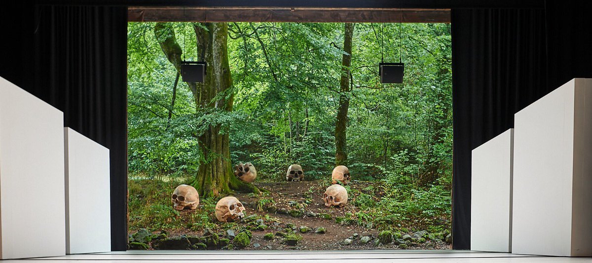 NathCatStras's tweet photo. ÊTRE éblouie OU NE PAS ÊTRE déçue, dans mon  théâtre chouchou @TheatreduPeuple avec  #Hamlet ❤️ m.e.s et scénographie Simon Deletang
Magnifique décor, chassés croisés envoûtants des comédiens, superbes jeux d’ombres et de lumières, un Hamlet puissamment interprété. Bravo 🤩 https://t.co/F1PwznugwX