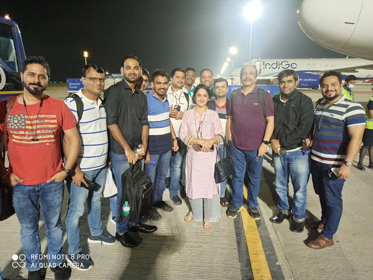 Aforavs's tweet photo. @mrinal_kulkarni mam,thnks 4 being so cordial nd allowing us 2 click wid u.Thnks 4 ur generosity.U r one of my favourite public figure whom i silently observe 2 learn how d Star figure like u cn carry herself wid so much grace nd dignity wid world's beutiful smile on face alwys😊 https://t.co/2Iv89KODlB