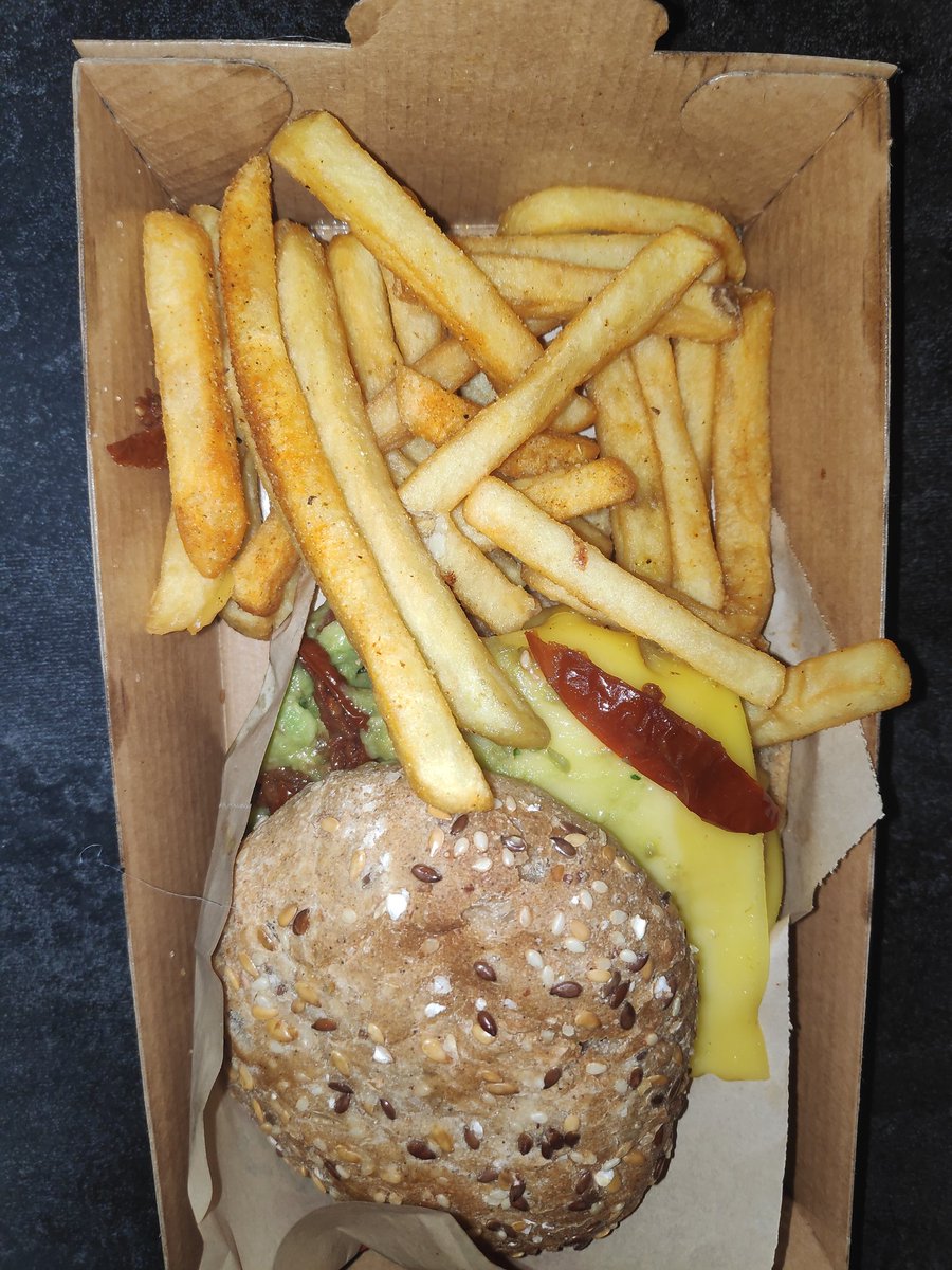 Pedido en <a href="/JustEat_es/">JUST EAT España</a>, llamo <a href="/goiko/">GOIKO</a> para saber dónde está mí cena. En resumen me dicen que llame a JustEat, que no es su culpa porque los repartidores de JustEat no sé la llevan. Llamo a estos últimos... No me solucionan nada... Desde las 21:2X hasta las 23. Frío, mal, y sin nada