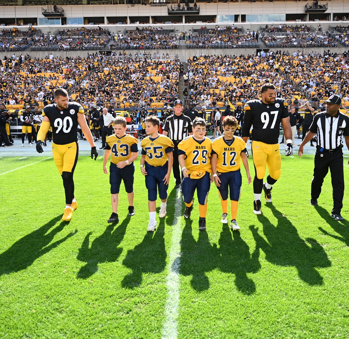 SteelersYouthFB's tweet photo. Huge thanks to Mars football players for joining us for today’s coin toss! #PlayFootball🏈 https://t.co/u1E5mterMS