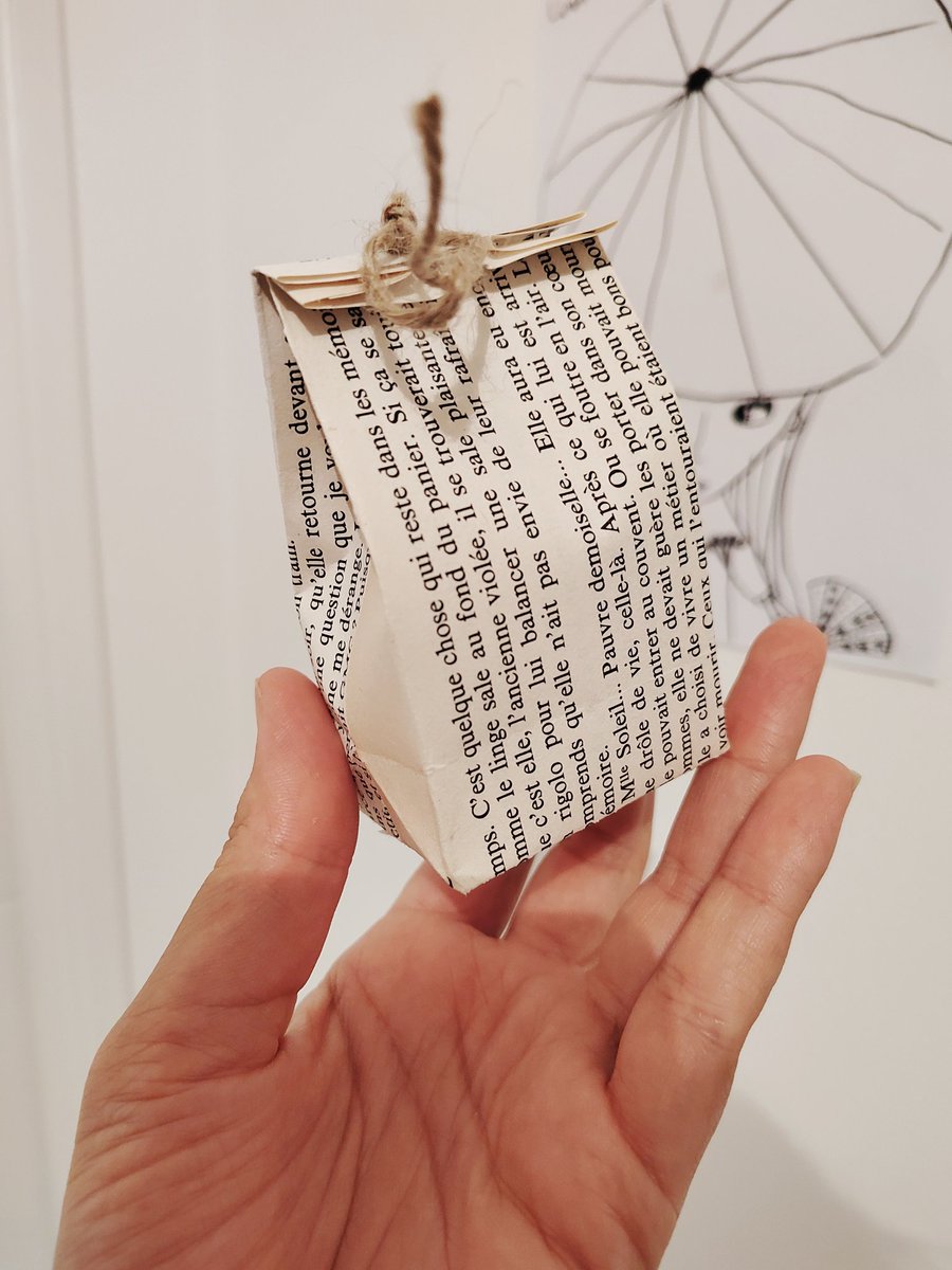 LaLegerete's tweet image. Les contenants des kits de rentrée 6e, fabriqués à l'aide de pages de vieux livres ...

#prof #profprincipal