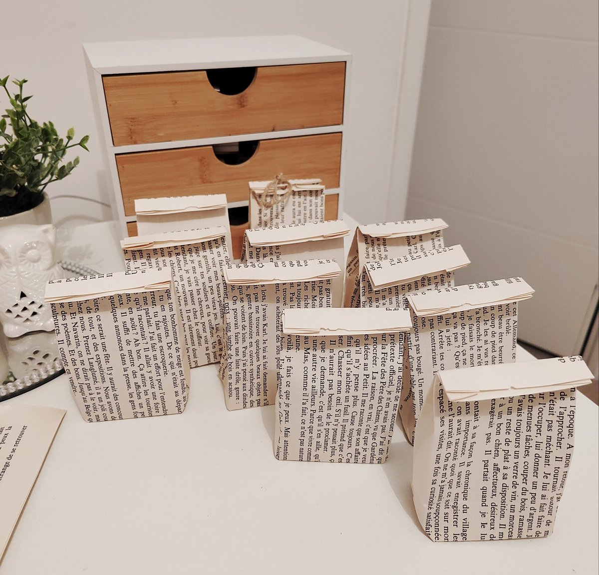 LaLegerete's tweet image. Les contenants des kits de rentrée 6e, fabriqués à l'aide de pages de vieux livres ...

#prof #profprincipal