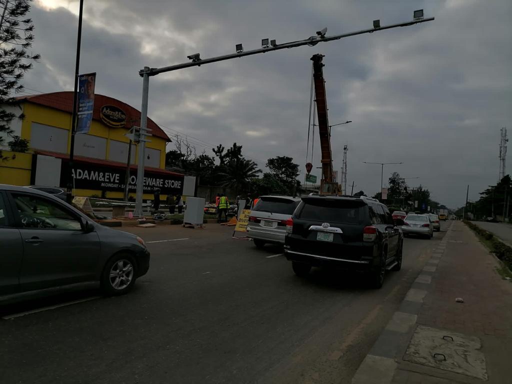 AutocentricG's tweet photo. We'll be the first to share with you, if you're in the habit of not waiting for the traffic light at Kingsway bus stop (former NITEL bus stop) on Mobolaji bank Anthony way, you're about to be in big trouble. 

The ITS(Intelligent Transport System) is about to be installed there. https://t.co/0xlDWDqwmW