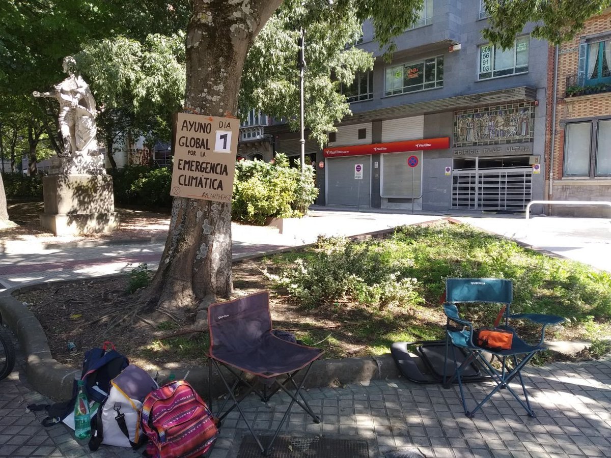 XrIrunea's tweet photo. Hace un año comenzábamos un ayuno de varios días por la emergencia climática frente al Parlamento dentro de la acción global #EarthFast. 

Concretamente, exijíamos asambleas ciudadanas climáticas. A día de hoy, sabemos que tendremos Asamblea Ciudadana en Navarra. 

Pero... https://t.co/FBmD7TI3hz