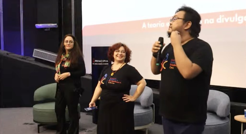 ebdcevento's tweet image. Encerrando! @gracieleIQ, @ntsnaleatorias e @ea_sato dão as palavras finais em nome da organização do #EBDC. Esperamos que as parcerias e contatos que o evento possibilitou floresçam. 
É isso, pessoal. Ano que vem tem mais! Obrigado a todos e todas!