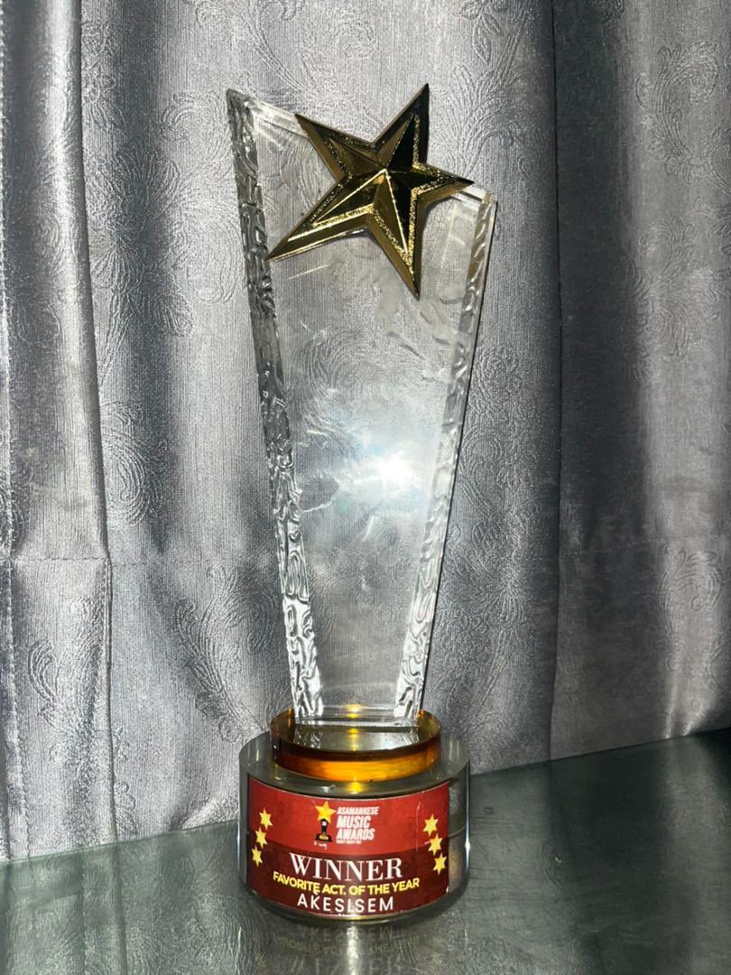 lifeofakesisem's tweet photo. Most importantly we won "FAVORITE ACT OF THE YEAR " last night at the ASAMANKESE MUSIC AWARDS π
Thanks to whoever made this possible FANS, THE MEDIA, FAMILY & FRIENDS i dedicate this
Award to my fans far away who havenβt gotten the opportunity to see me in personπ
#2xhigher https://t.co/HbH7s3NoSC