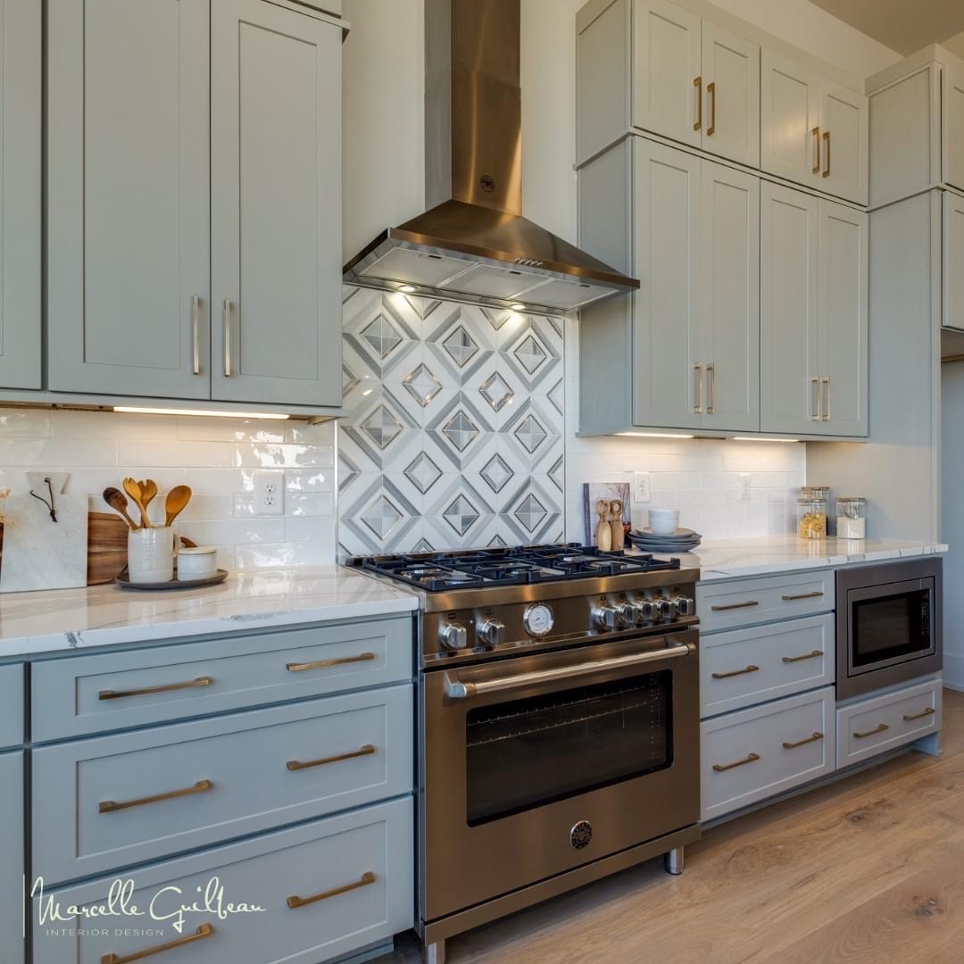 MarcelleGID's tweet photo. The heart of a home is busiest on the weekends… You have to love a kitchen with high ceilings.
.
.
#Soulstyle #thesoulfulhome #NashvilleInteriorDesigner #Ineriordesign #homedecor #kitchendesign #kitchendecor #backsplash #backsplashideas #interiordesigntrends #Kitchenstyleing https://t.co/CpzCq3GRTL