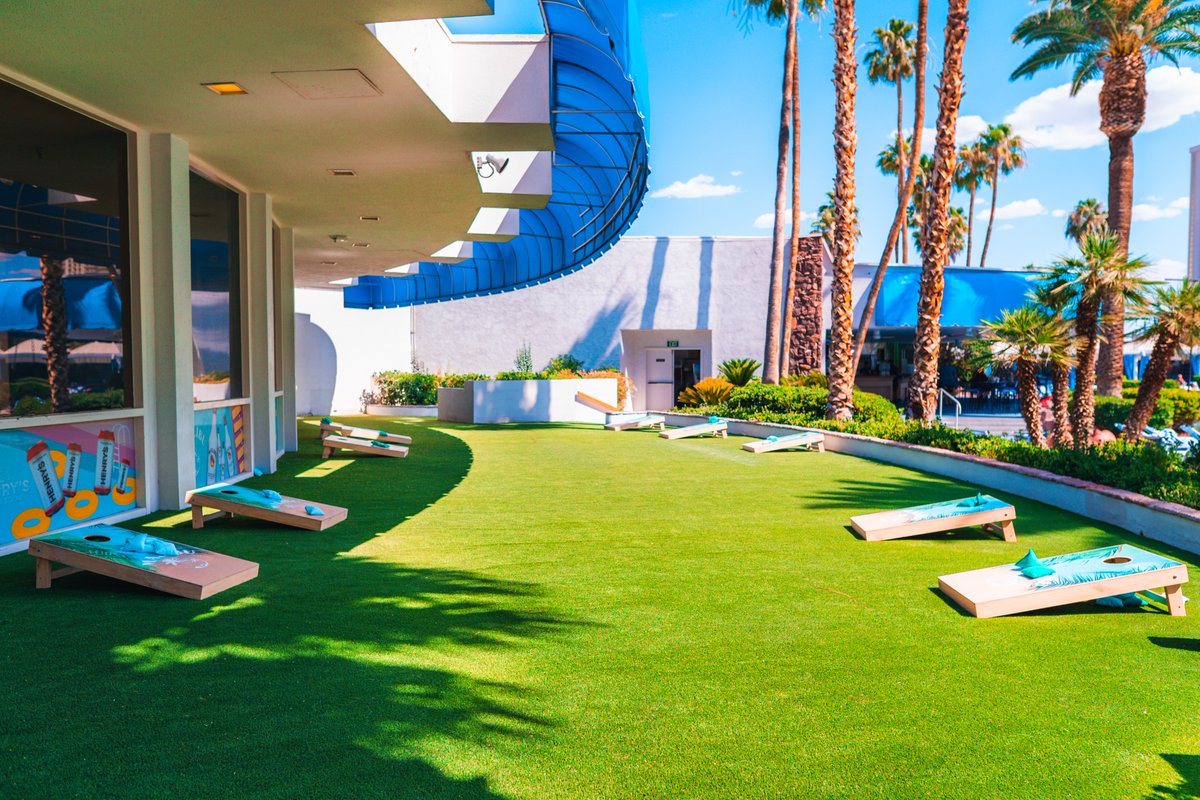 HorseshoeVegas's tweet photo. Tag the person you're challenging to a corn hole game at #BluPool ☀️
Learn more about #BluPool ➡️ https://t.co/lcTvB4QNk7 https://t.co/WGSFj0CcC2