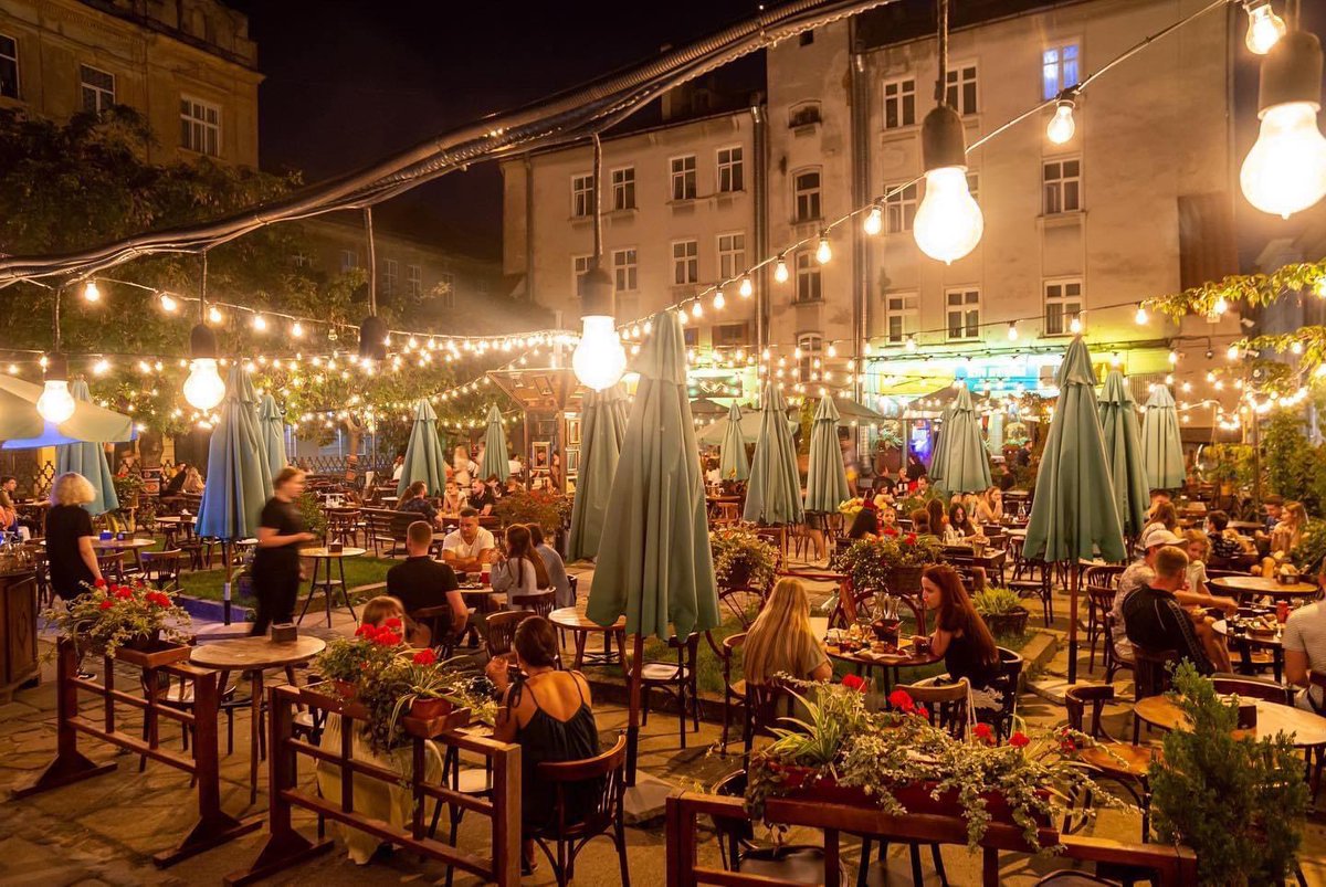 akhudo's tweet photo. Львівський романтичний закапелок… 😉#RomanticCollection #Lviv #Ukraine 🇺🇦 https://t.co/ADlRkYYya4