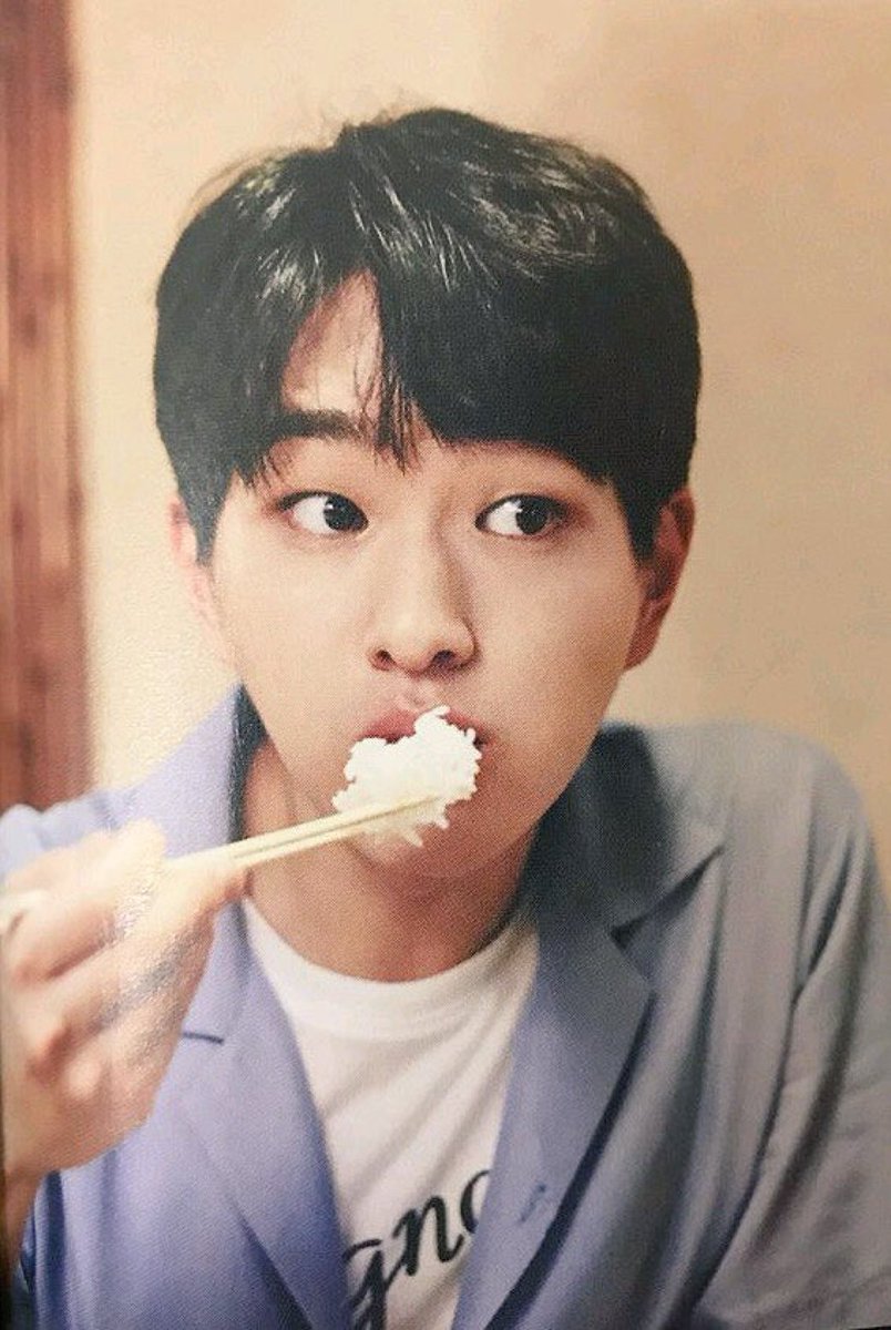 SHINeeating's tweet photo. 🍚🥢

#Onew #LeeJinki #shineeating #SHINee https://t.co/kMSJQiNf9n