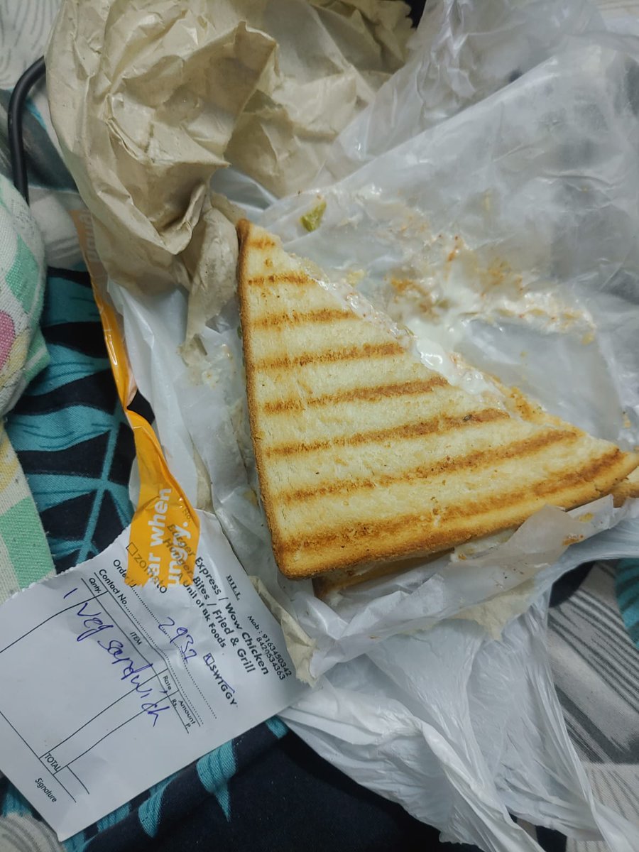 biharimemer's tweet photo. @SwiggyCares @Swiggy 
This is how Swiggy cheats customers and also ignores customers upon compliant . 
 First of all I ordered 2 sandwiches but  got delivery of only 1 and that too after 1.5hrs . Upon complaint  , got referred to email and ignored.
Kindly resolve the issue https://t.co/ujWAtOHhiB