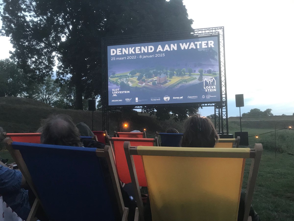 hanviskie's tweet photo. Dat je film mag kijken op @slotloevestein #IFFG #River en dan in het donker langs de rivier wandelt en zo'n zacht pruttelende motor van een #binnenvaartschip voorbij hoort glijden #kleingeluk https://t.co/XMvN3P1QHF