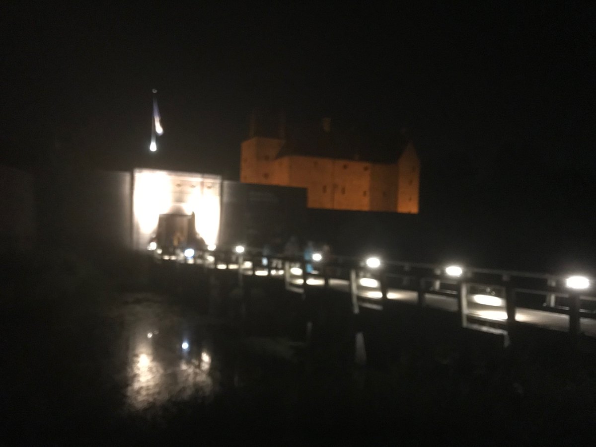 hanviskie's tweet photo. Dat je film mag kijken op @slotloevestein #IFFG #River en dan in het donker langs de rivier wandelt en zo'n zacht pruttelende motor van een #binnenvaartschip voorbij hoort glijden #kleingeluk https://t.co/XMvN3P1QHF