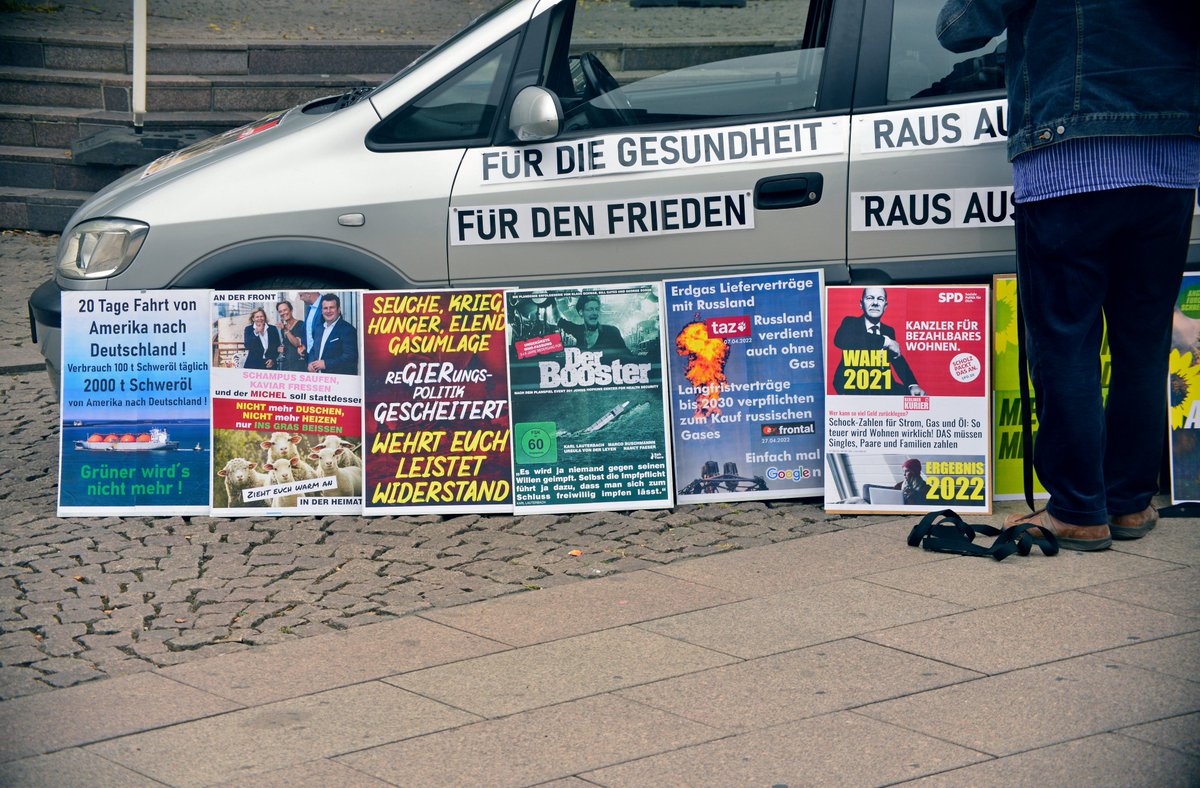 Alerta0211's tweet photo. Regina J. verteilte vor und nach ihrem Redebeitrag "Flugblätter der weißen Rose" in deren Inneren sich ein Werbeflyer für die Demonstrationen der "Freien Düsseldorfer" befand. Geschmacklos, genau so wie die vor dem PKW aufgestellten Schilder. #dus2708 https://t.co/dnnBprABMm