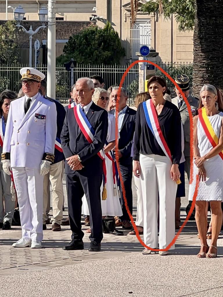 BourlieuxJimmy's tweet photo. Commémorations de la libération de Toulon :

A gauche, la réalité. À droite, la photo publiée par @hubertfalco sur ses réseaux sociaux avec la disparition complète de la députée RN @LaureLavalette ! Ces gens sont dingues 😂 https://t.co/6MiFnPNVeF