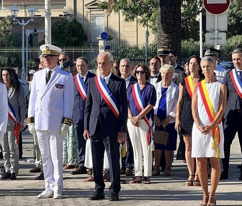 BourlieuxJimmy's tweet photo. Commémorations de la libération de Toulon :

A gauche, la réalité. À droite, la photo publiée par @hubertfalco sur ses réseaux sociaux avec la disparition complète de la députée RN @LaureLavalette ! Ces gens sont dingues 😂 https://t.co/6MiFnPNVeF