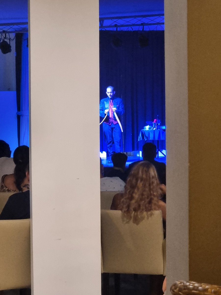 tomwriting_X's tweet photo. I feel like the holiday #magician didn't need the ridiculous sleeves (although I did appreciate them). 

Just a shimmy behind the pillar and he could have sawn an elephant in half and I'd be none the wiser. #restrictedview https://t.co/dlBc4nulsE