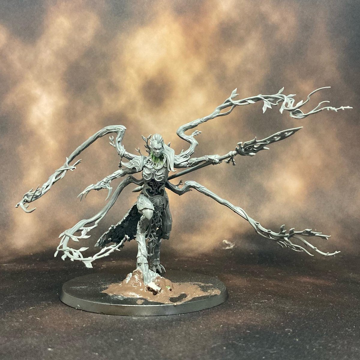 HadrielCaine's tweet photo. Lady of Vines @WarComTeam #warhammercommunity #wip #conversioncorner https://t.co/kielkU9XIS