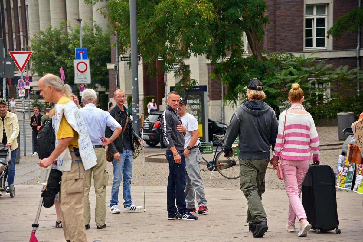 Alerta0211's tweet photo. Und ohne extrem-rechte Teilnehmer*innen geht es eben nicht: Die extrem-rechte Aktivistin Cindy K. erschien kurzzeitig ebenfalls mit einer kleinen Entourage. #dus2708 https://t.co/CdmO4P5a9U