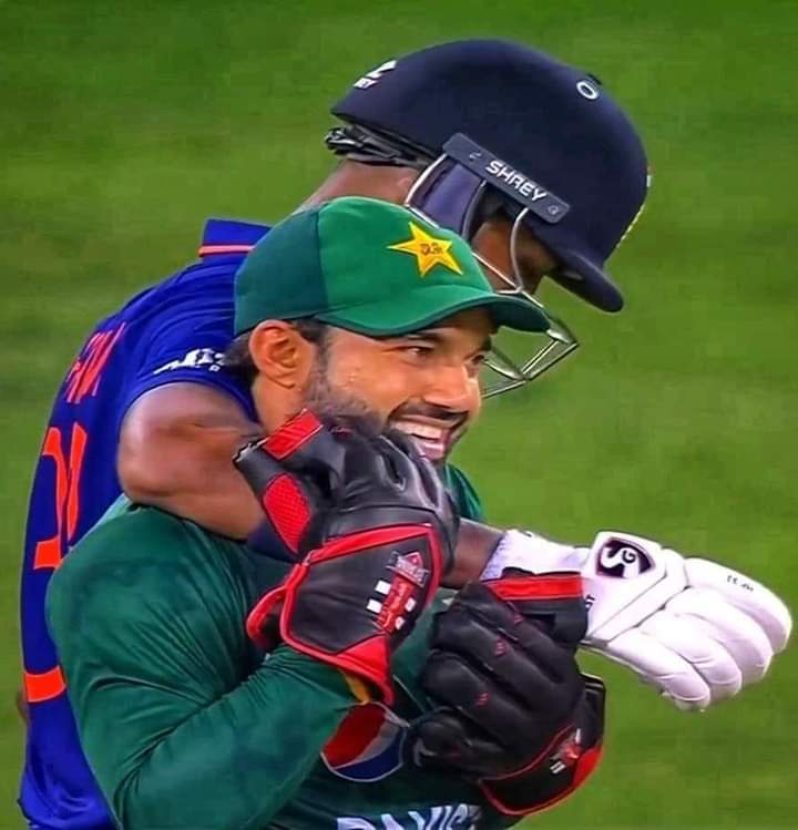ntisanghi's tweet photo. tum SM pe ladte raho, hum on field haste rahenge https://t.co/oQNrSa9ZpC