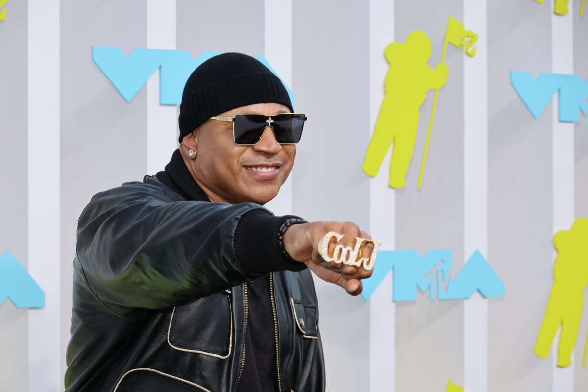 MTV's tweet photo. 🚨 @LLCOOLJ IS IN THE BUILDING 🚨 #VMAs https://t.co/XnrYcd9V2b