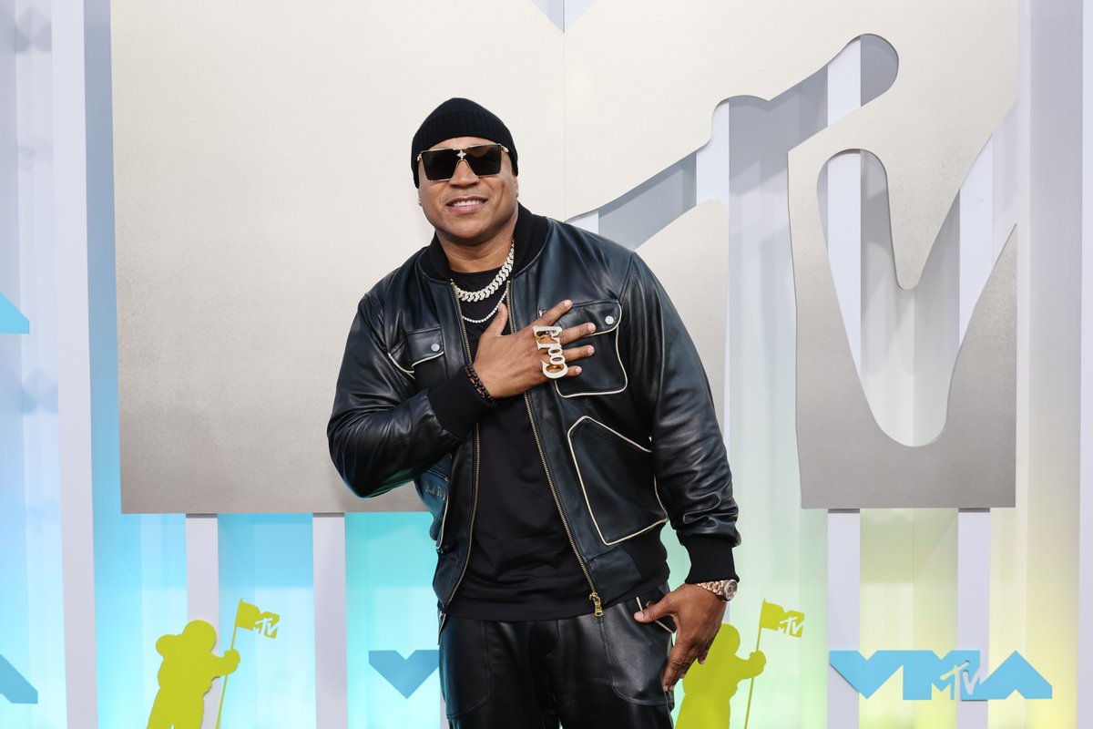 MTV's tweet photo. 🚨 @LLCOOLJ IS IN THE BUILDING 🚨 #VMAs https://t.co/XnrYcd9V2b