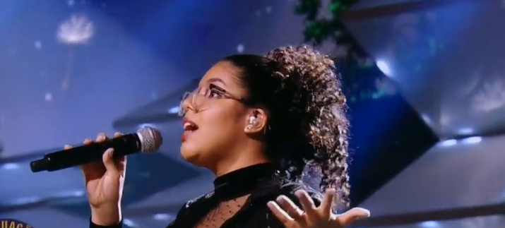 CantaComigoRec's tweet photo. Ana Vitoria canta "Você é linda", mostra a sua afinação e conquista 92 jurados! #CantaComigoTeen https://t.co/A4RlmDpVW1