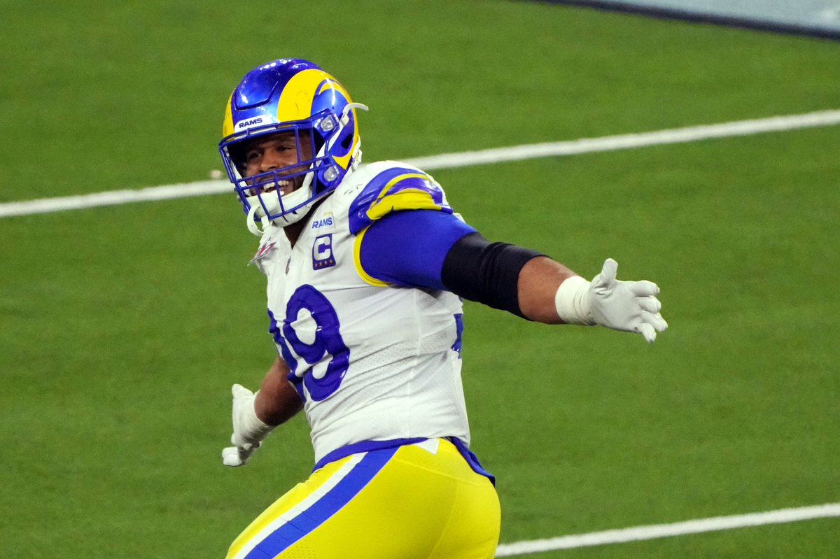 Pickswise's tweet photo. LET’S SETTLE THIS 😤

Who is ACTUALLY the best player in NFL? 🤔

🔁 RT​: Aaron Donald
❤️ LIKE​: Tom Brady https://t.co/ovLDUvWeZs