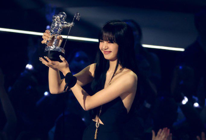thisusertwts_'s tweet photo. ⓘ this user is beyond proud of lisa for winning the best kpop at the VMAs. Congratulations https://t.co/UG30hleiTF